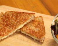 Le vrai sandwich chaud au fromage comme aux USA. C'est leur version du croque monsieur.