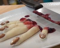 Rien de mieux pour bluffer les enfants et s'amuser en cuisine ! Une technique toute simple pour concocter des doigts de sorcière en pâte d'amandes pour halloween...…