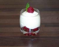 Mousse de chocolat blanc sur lit de framboises.
