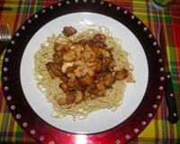 Petits morceaux de poulet cuit au wok avec des dés d'ananas,poivrons et noix de cajou.