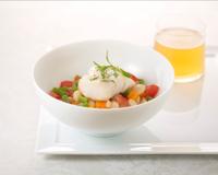 Une recette de cabillaud Skrei de Norvège aux petits légumes et sarriette.