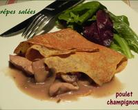 Une délicieuse crêpe sans gluten agrémentée d'une garniture de poulet et de champignons dans une sauce au vin.