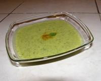 Soupe de courgettes au curry préparée dans un autocuiseur.