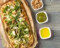 Cet été, oubliez la pizza et misez plutôt sur la pinsa à la feta et aux figues, un vrai régal !