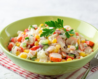 Cette salade de riz au surimi est la recette idéale pour vos prochains pique-niques cet été  !