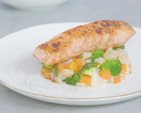 Pavé de saumon, sirop d’érable et petits légumes croquants