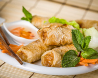 L’astuce infaillible pour des nems ultra-croustillants sans une goutte d’huile (ou presque)