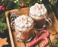 Une bombe de chocolat chaud au Kinder, le hack ultime pour vos boissons de Noël !