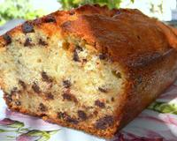 Il me restait 3 bananes trop mûres qui se morfondaient dans la coupe à fruits, je les ai transformée en un excellent banana loaf auquel j'ai eu envie d'ajouter des pépites…