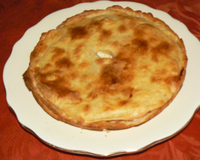 Restes de volaille de fête de la veille (poulet, poularde, chapon, dinde etc...) émincés, mélangés à des champignons, un oeuf, de la crème fraiche, étalés sur une pâte…