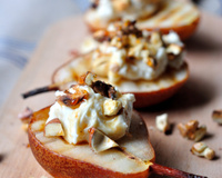 Poires grillées, crème de roquefort, miel, noix et noisettes