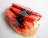 Une mini tartine de fraises pour l'apéritif aux saveurs de l'Italie.