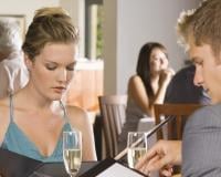 Les 5 trucs qui nous agacent au resto quand on est une femme