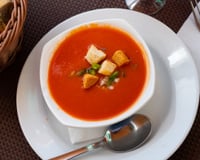 Gaspacho andalou au pain légèrement rassis