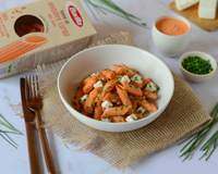 Penne de lentilles corail à la crème de poivrons et feta