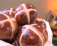 Les hot cross buns sont les délicieuses brioches de Pâques made in England. Vous devriez tester cette année cette recette facile, vous allez adorer…