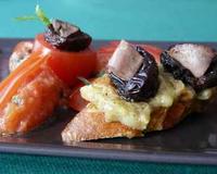 Petits sandwiches de pain grillé garnis de pruneaux d'Agen farcis au foie de volaille des Landes, caviar d'aubergine et concassée de tomates.
Retrouvez Vincent Poussard…