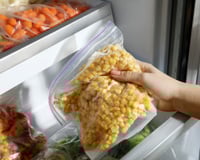 Produit oublié dans le congélateur : peut-on encore le manger sans risque ?