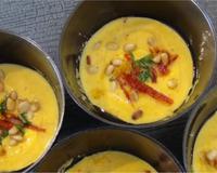 Une crème épaisse de potiron, surmontée d"une chiffonnade de chorizo et de pignons de pin torréfiés. Une jolie verrine colorée,…