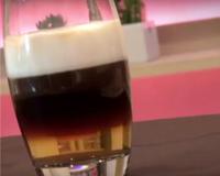Cocktail à base de café, whisky et sucre, apprécié en fin de repas. L'Irish Coffee n'est pas si compliqué à réaliser, la preuve en vidéo !