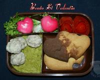 Dans les tons rouges, avec des coeurs, des roses, un bento idéal pour une bonne St Valentin!