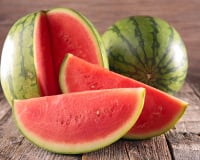 Voici la recette originale et rafraichissante pour vos apéritifs d’été : les frites de pastèque sauce feta !