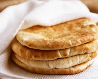 J’ai découvert cette recette de pain pita au four à faire avec quelques ingrédients du placard… c’est incroyable !