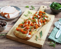 Focaccia garnie aux tranches de blanc de poulet, butternut rôti et roquette