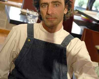 Canette 1/2 sel, radis étuvés, coqs rouge et romarin frits