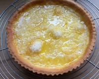 Une tarte au sucre blanc à la pâte briochée.