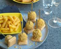 De petits canapés au foie gras et aux cacahuètes.