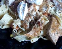 Une recette que j'aime réaliser quand j'ai des restes...
Un lit de tagliatelles, du poulet grillé au paprika et petit pois et ses quenelles de saint moret.