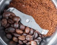 Café en grains versus café moulu : lequel choisir ?