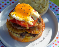 Hamburger australien à l'ananas grillé et œuf sur le plat