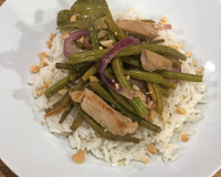 Dinde sautée au gingembre, haricots verts et riz parfumé au combawa