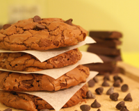 Voici une recette de cookies* assez étonnante. Ces cookies ont un puissant goût de chocolat, mais ils n'ont pas la texture habituelle des cookies, moelleux…