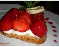 Fine croûte aux fraises et crème légère au chocolat blanc