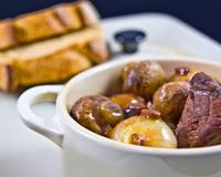 Le boeuf à la bourguignonne est une daube ou un ragoût (terme générique pour toutes viandes cuites à l'étouffée dans un liquide). C'est un plat mijoté, parfait pour les…