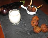 Les ingrédients de la moussaka servis sous forme de boulettes, accompagnées d'une mousse à la féta pour l'apéritif.