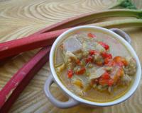 Une recette originale, ou la rhubarbe fond complètement dans la sauce et qui apporte juste un peu d'acidité