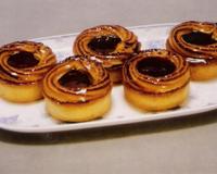 Petits gâteaux aux amandes et à la gelée de groseille.