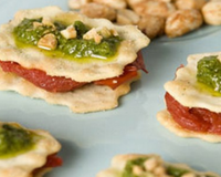 Cacahuètes grillées au pesto sur lit de crackers