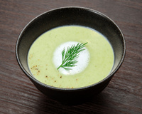 Soupe froide de cosses de petits pois à la coriandre