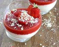 Ce dessert se compose donc d'une panna cotta parfumée au chocolat blanc et à la fleur d'oranger et d'une gelée de fraises & tomates cerises.