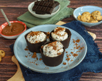 Dessert en coques de chocolat à la stracciatella de ricotta