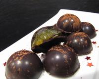 Voici des chocolats maison fourrés à la clémentine qui rappellent ces célèbrent biscuits 'pim's'.