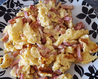 L'omelette brouillée aux lardons