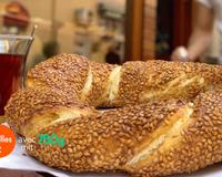 À Istanbul, dans le quartier de Karaköy, Emir nous montre comment façonner et cuire le simit, incontournable pain au sésame de la ville. Une…