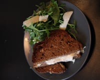 Croque messieurs du soir et sa salade de roquette, copeaux de parmesans par Morgan