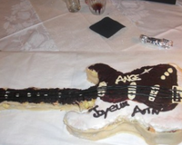 Gâteau d'anniversaire en forme de guitare